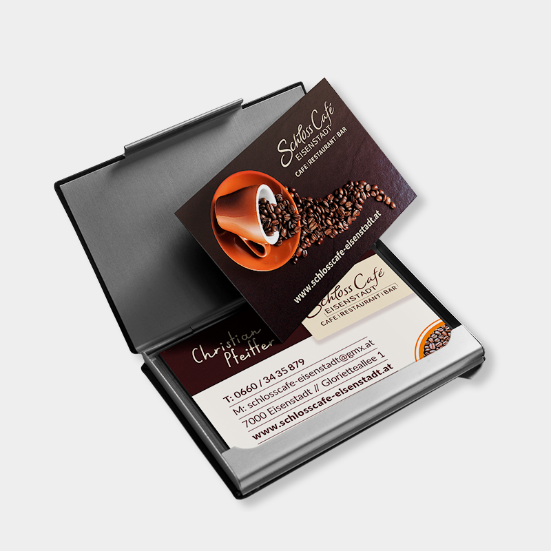 VP17 Portfolio Schlosscafe Visitenkarten Bild von einem eleganten Visitenkartenetui mit den Visitenkarten vom Schlosscafe Eisenstadt, sichtbar von der Vorder- und Rückseite
